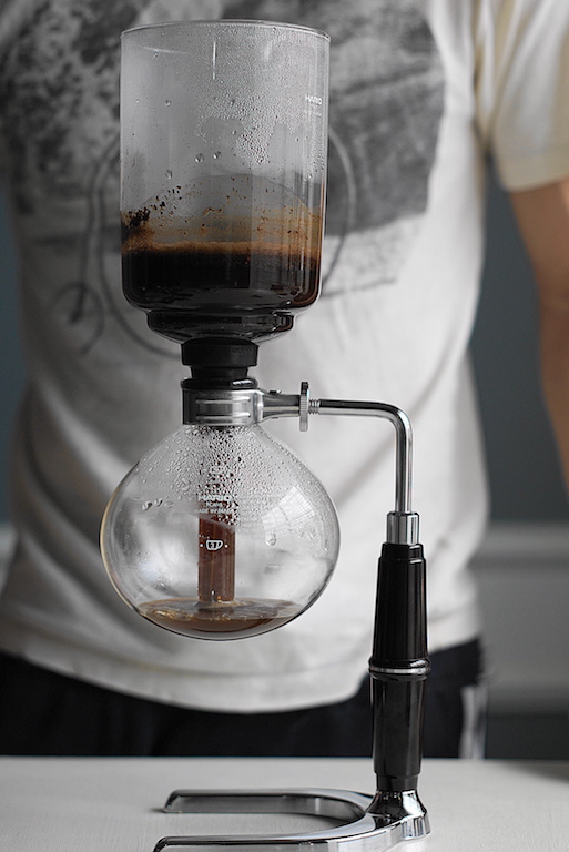 siphon coffee maker in action