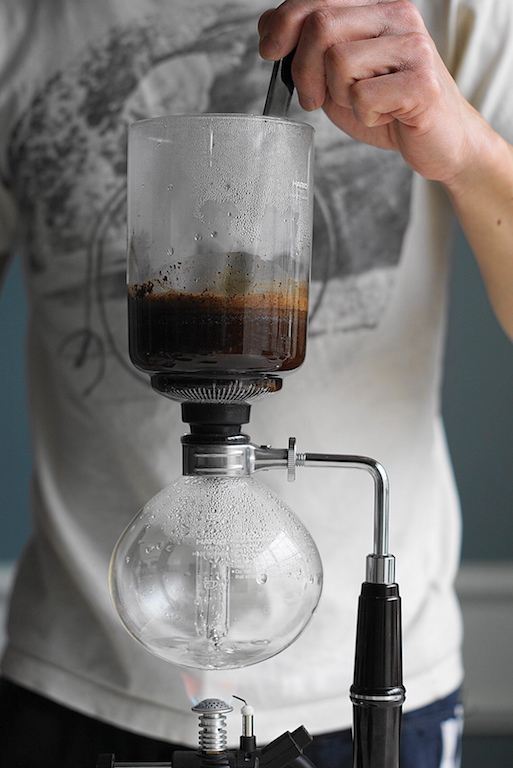 stirring coffee ground vacuum coffee maker