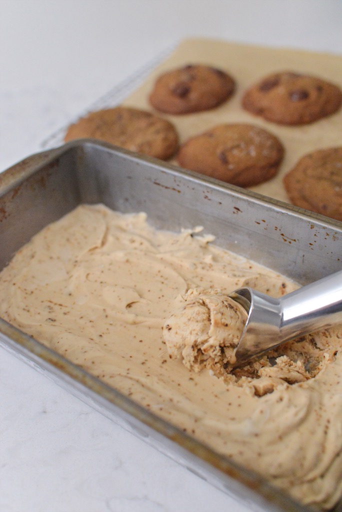 coffee ice cream sandwiches with cookies